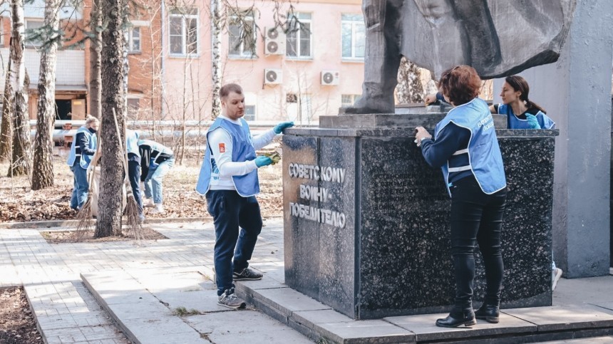«Волонтеры Победы» открыли всероссийский субботник по уборке военных мемориалов