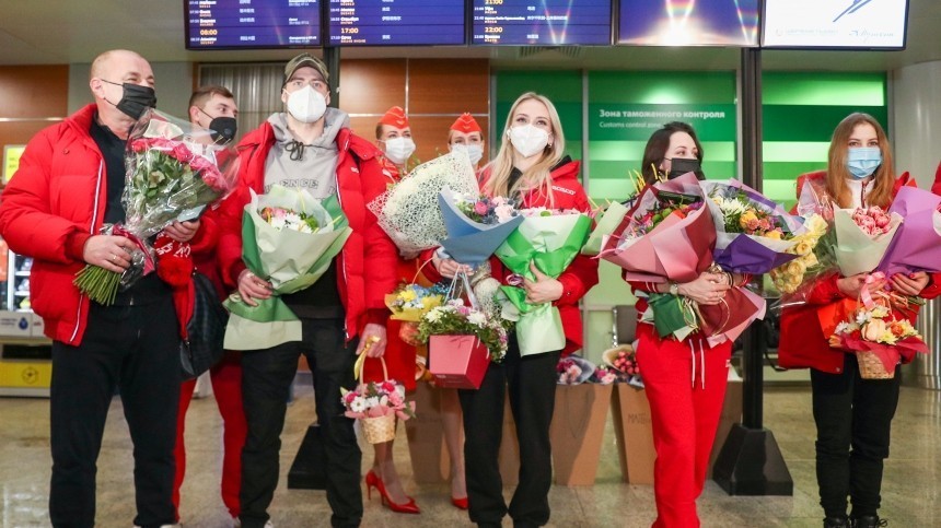 Прилетевших из Японии фигуристов сборной России встретили овациями и гимном
