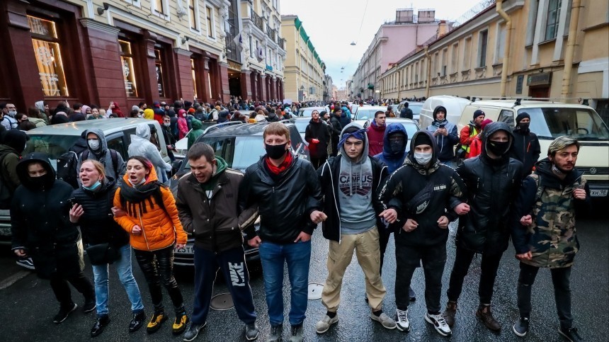 Поучаствовать в незаконной акции в Петербурге вышли чуть больше 4 тысяч человек