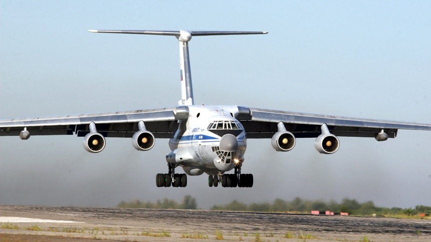 Самолет-заправщик Ил-78 готовится к аварийной посадке в Жуковском