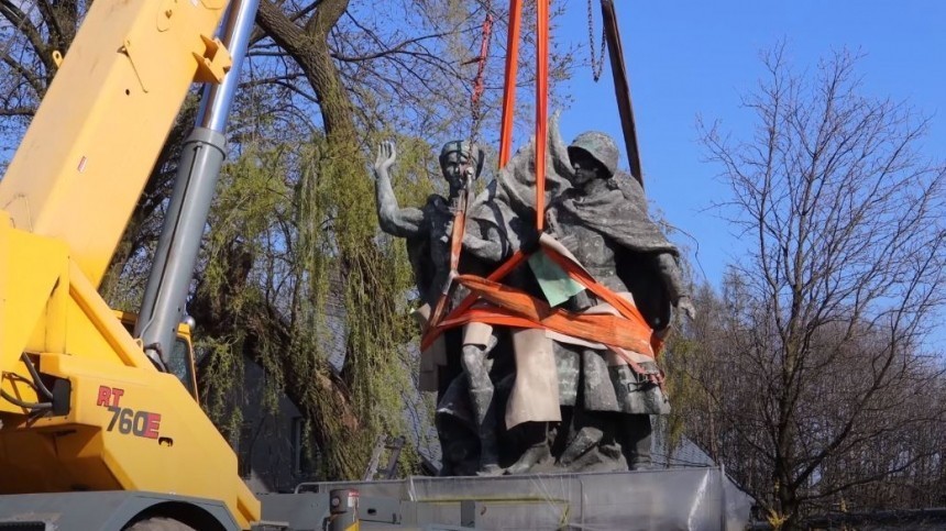 В Польше снесли памятник советско-польскому братству по оружию