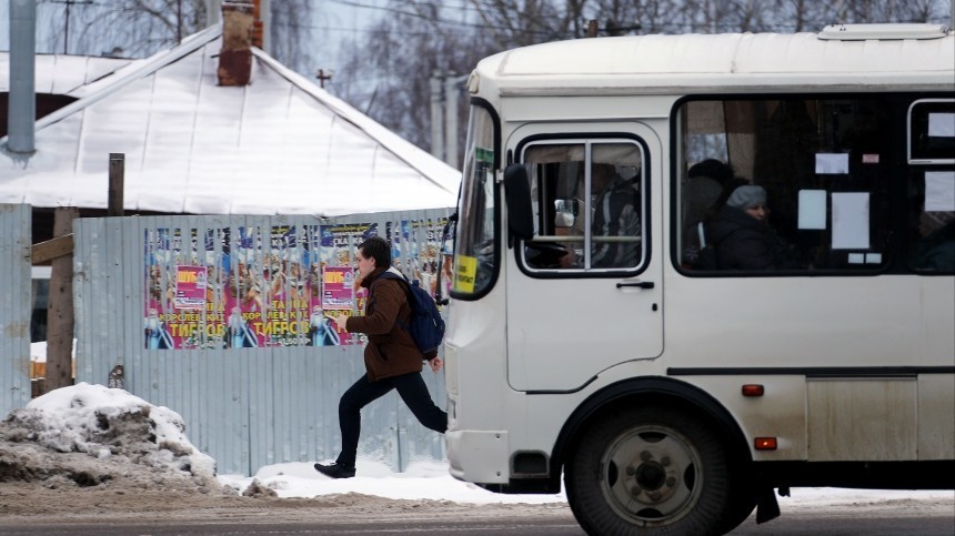 «А вы че кричите-то?» — водитель маршрутки устроил гонки по встречке в Красноярске