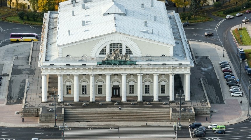 „Осталось стоять десять лет“: эксперт о состоянии здания Биржи в Петербурге