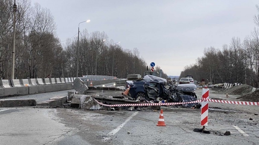 «Головы оторваны»: Lexus влетел в бетонные ограждения на трассе в Хакасии (18+)