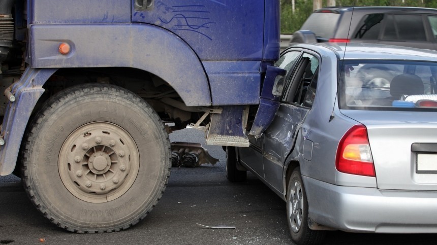 Четверо погибли при столкновении трех легковушек и грузовика под Владимиром