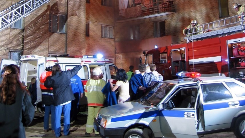 Два человека стали жертвами пожара в квартире на северо-востоке Москвы