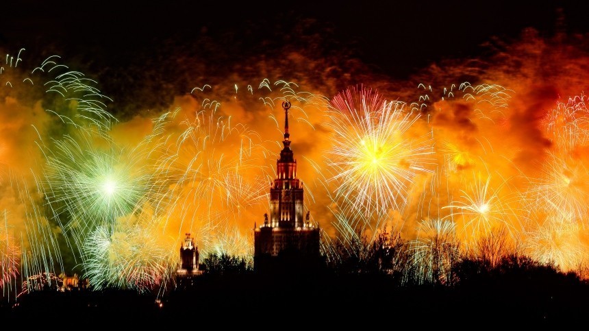Прямая трансляция праздничного салюта в Петербурге и Москве в честь Дня Победы