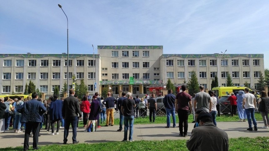 Взрыв произошел в казанской школе, где предположительно подросток открыл стрельбу