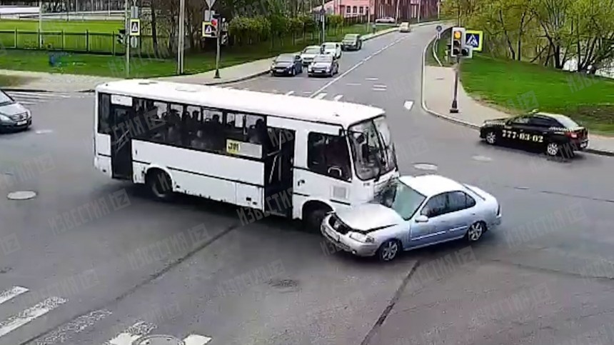 Видео момента, как пассажирский микроавтобус влетел в авто на юге Петербурга