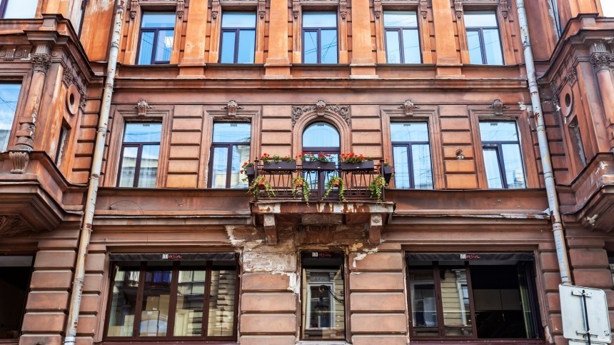 В Петербурге начали массово срезать балконы: кто виноват, и когда это кончится?