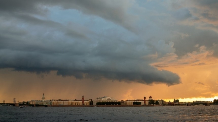 Похоже на апокалипсис: самые эпичные кадры обрушившейся на Петербург весенней грозы