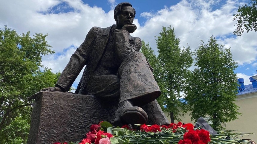 Памятник академику Андрею Сахарову открыли в Сарове — видео