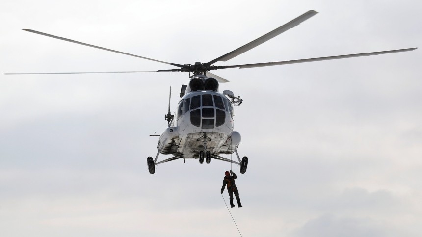 Два росгвардеца разбились под Мурманском, спускаясь на веревке с вертолета — видео