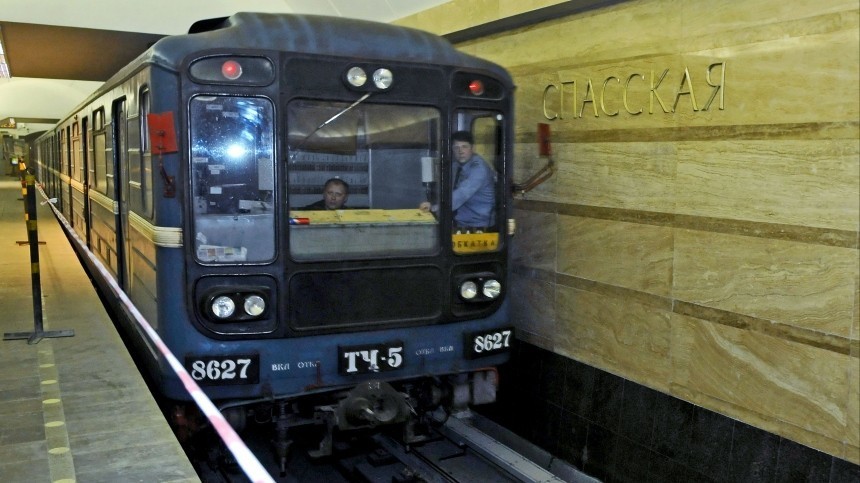 Движение на участке четвертой линии петербургского метро временно приостановили