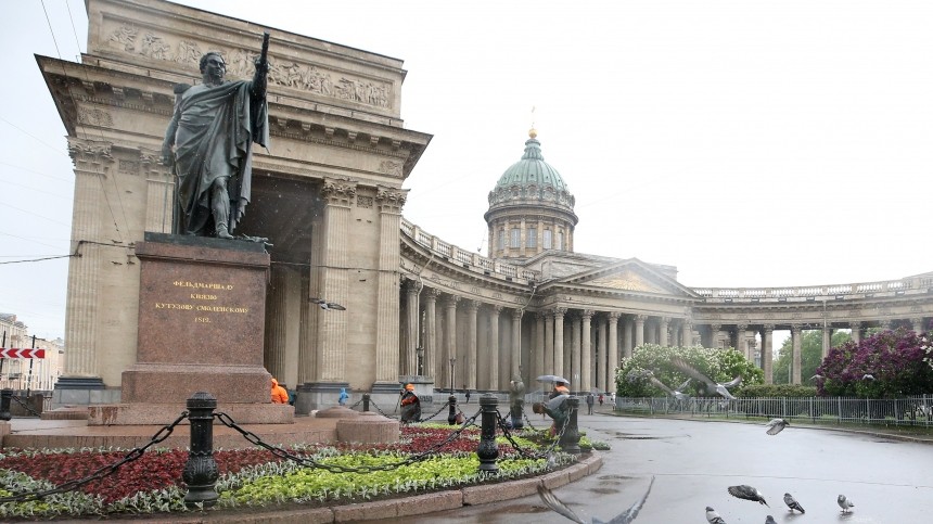 Видео: Петербургским памятникам провели комплекс «водных процедур» в преддверии Дня города