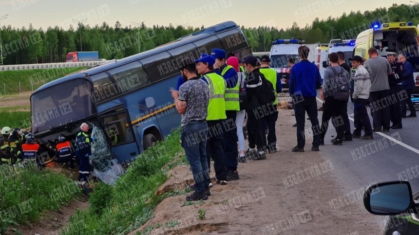 Жесткое видео: пассажирский автобус съехал в кювет в Московской области