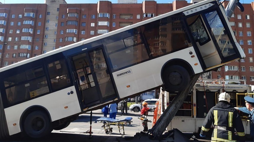 «Ничего не видела, меня вытащили»: Кондуктор «вставшего на дыбы» автобуса в Петербурге о своем состоянии