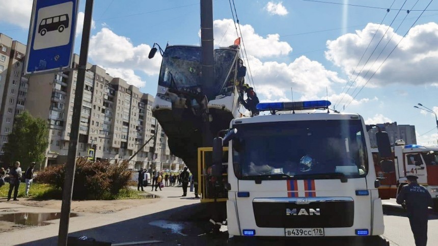 Названа предварительная причина ДТП с «вставшим на дыбы» автобусом в Петербурге
