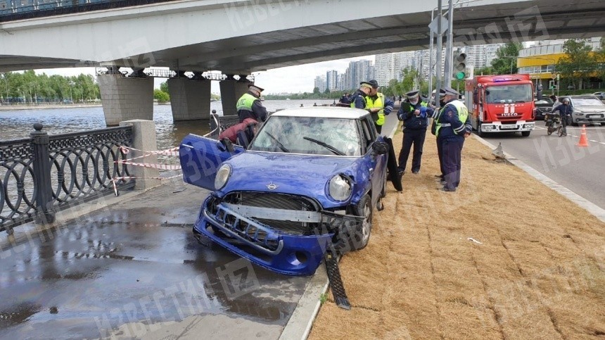 Машина рухнула в реку на Нагатинской набережной в Москве — фото