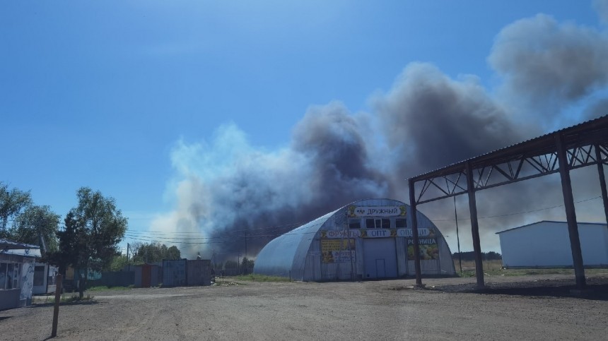 Очевидцы сообщают о взрывах на месте полыхающих складов в Омске — видео