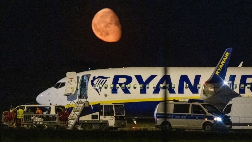 Самолет Ryanair экстренно сел в Берлине из-за угрозы взрыва