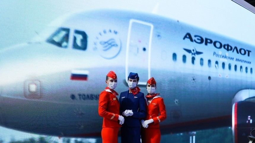 «Аэрофлот» поздравил с Днем России пассажиров рейса Москва-Петербург