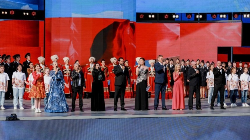 Резиденты арт-кластера «Таврида» исполнили гимн России на Красной площади