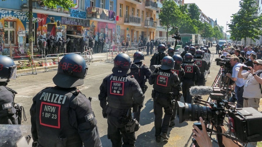 В столкновениях с леворадикалами в Берлине пострадали более 60 полицейских
