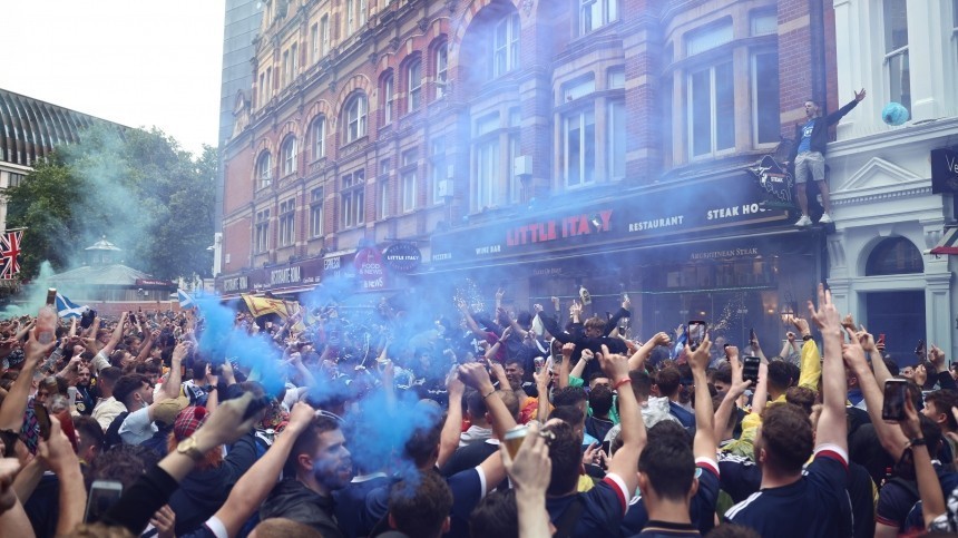 Видео: Фанаты сборных Англии и Шотландии устроили массовые беспорядки после матча в Лондоне