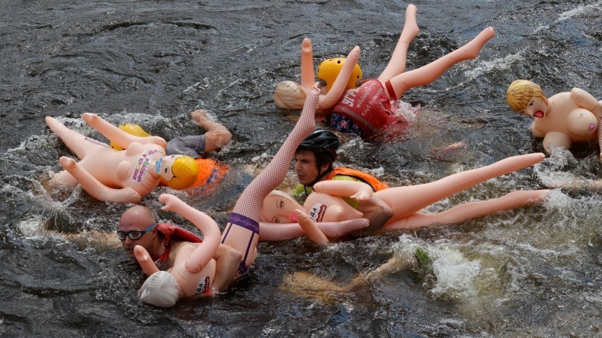 Видео: Массовый заплыв на резиновых женщинах устроили в Ленобласти