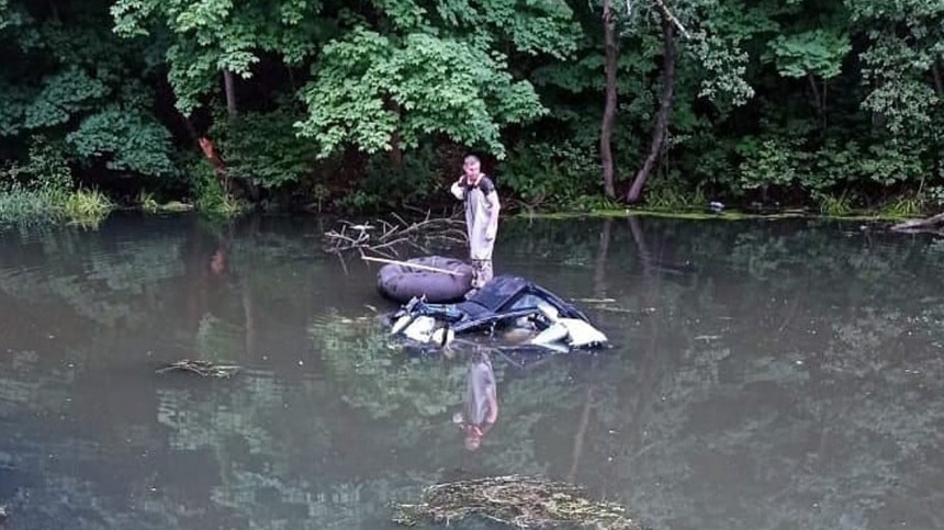 Сын ярославского чиновника утопил в озере Tesla за семь миллионов рублей — видео