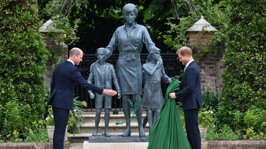 Гарри и Уильям открыли статую принцессы Дианы в саду Кенсингтонского дворца