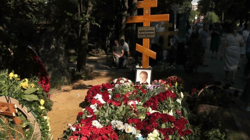 Видео: могила Меньшова на Новодевичьем кладбище утонула в цветах
