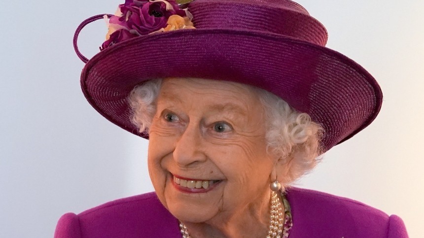 Королева Елизавета II зашла в паб на съемках главной британской мыльной оперы