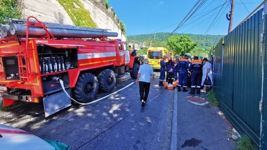 Водитель растерялся: видео с места ДТП с опрокинувшимся автобусом в Сочи
