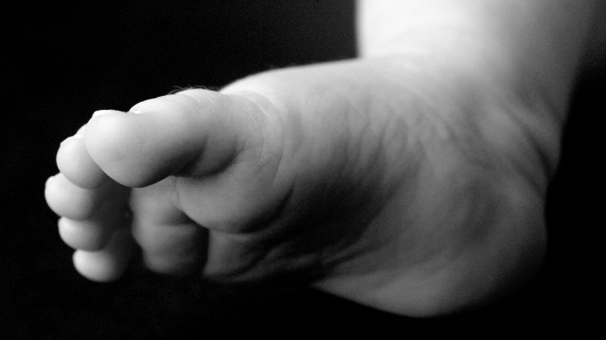 Брат выбросил новорожденную девочку с балкона седьмого этажа в Москве