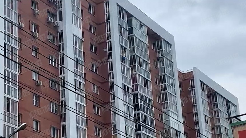 Детали чудовищного ЧП: ревнивец в Иркутске угрожает выбросить сына с 13 этажа