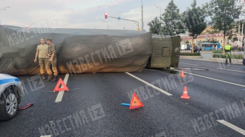 Фото: Военный КАМАЗ перевернулся в Москве