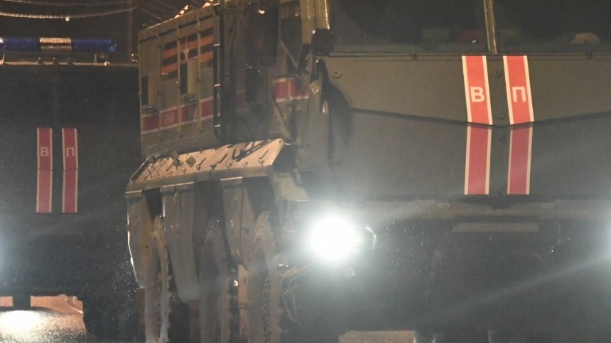 Момент опрокидывания военного КАЗАЗа в центре Москвы попал на видео