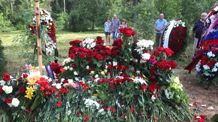 „Сильное впечатление“: гроб с телом Мамонова не влез в могилу на похоронах
