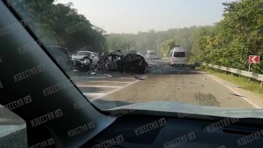 Видео: Грузовик протаранил несколько легковушек на дороге Севастополь Ялта