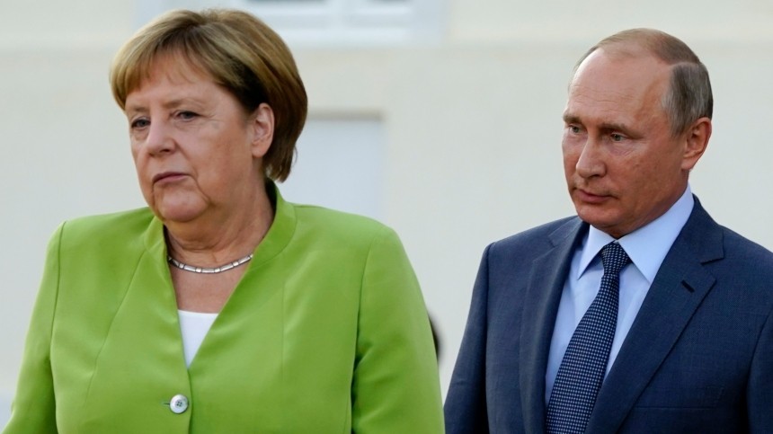 Путин обратил внимание Меркель на украинский закон о коренных народах