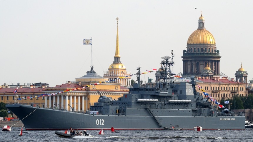 Шоу и ограничения: что известно о предстоящем параде ко Дню ВМФ в Петербурге?