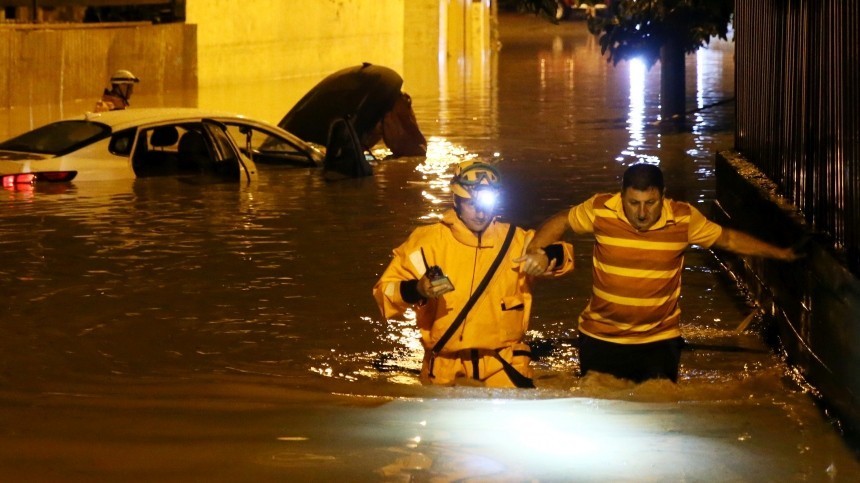 Один человек погиб и трое пропали после наводнения в Сочи