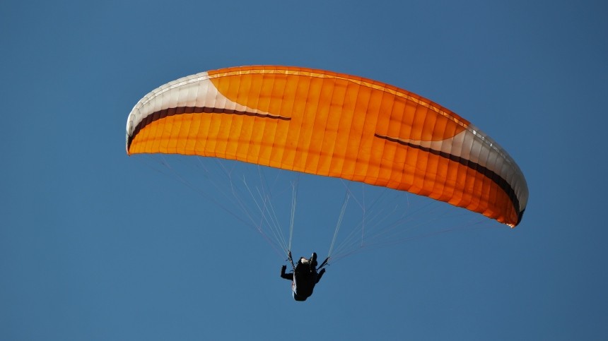 Екатеринбуржец прыгнул с парашютом с высотки и всех перепугал приземлением на авто