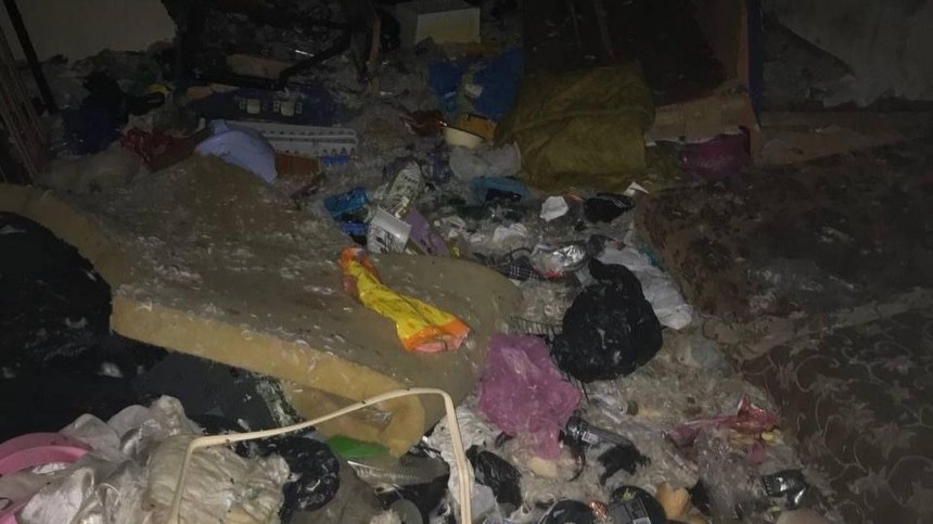 Двух голых детей нашли в заваленной мусором квартире в Ульяновске