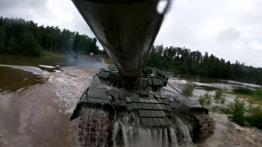 Ушли под воду: военные ЗВО превратили танки в подводные лодки