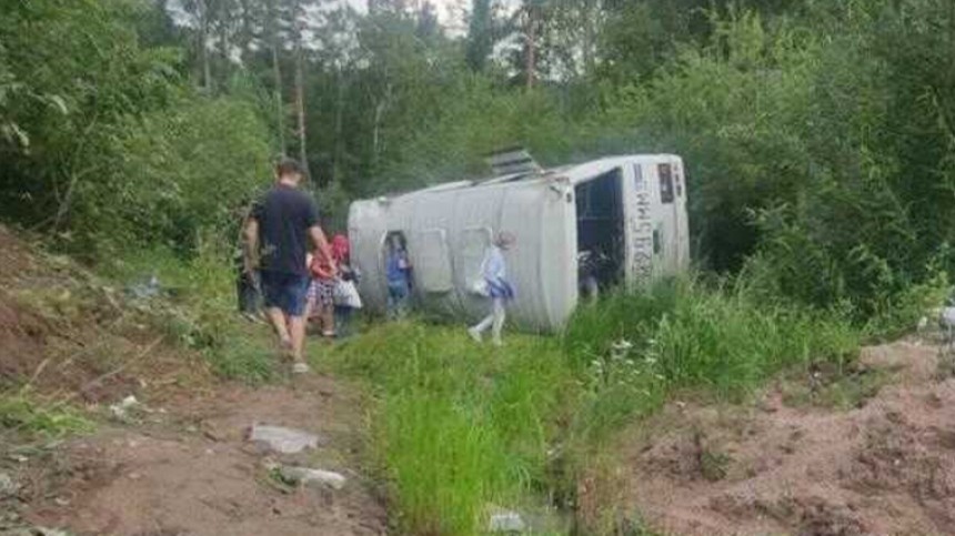 Автобус с 25 пассажирами перевернулся на перевале Пыхта в Бурятии