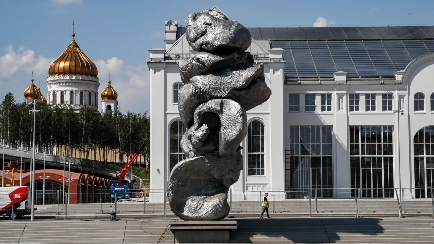 Как современная скульптура в центре Москвы поссорила Собчак и Галкина