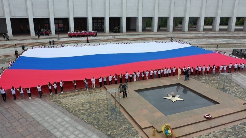 Гигантский триколор развернули у Музея Победы в Москве